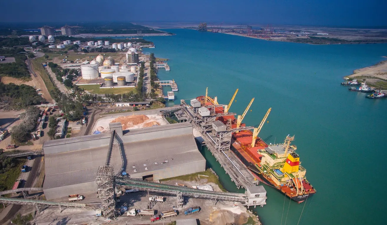 Autoridades inspeccionan un puerto mexicano durante las investigaciones de tráfico de combustible ilegal.