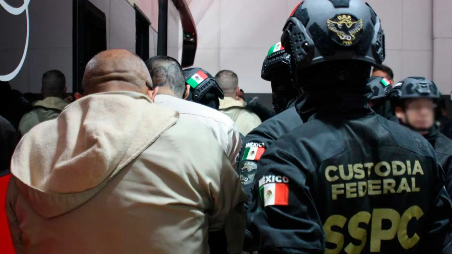Autoridades realizan el traslado de reos hacia Estados Unidos en el Aeropuerto Internacional de Toluca.