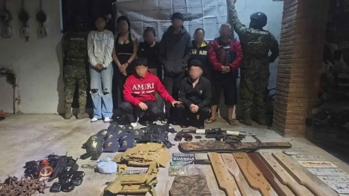 Autoridades realizan operativo en Puerto Vallarta, deteniendo a ocho individuos vinculados al crimen organizado.