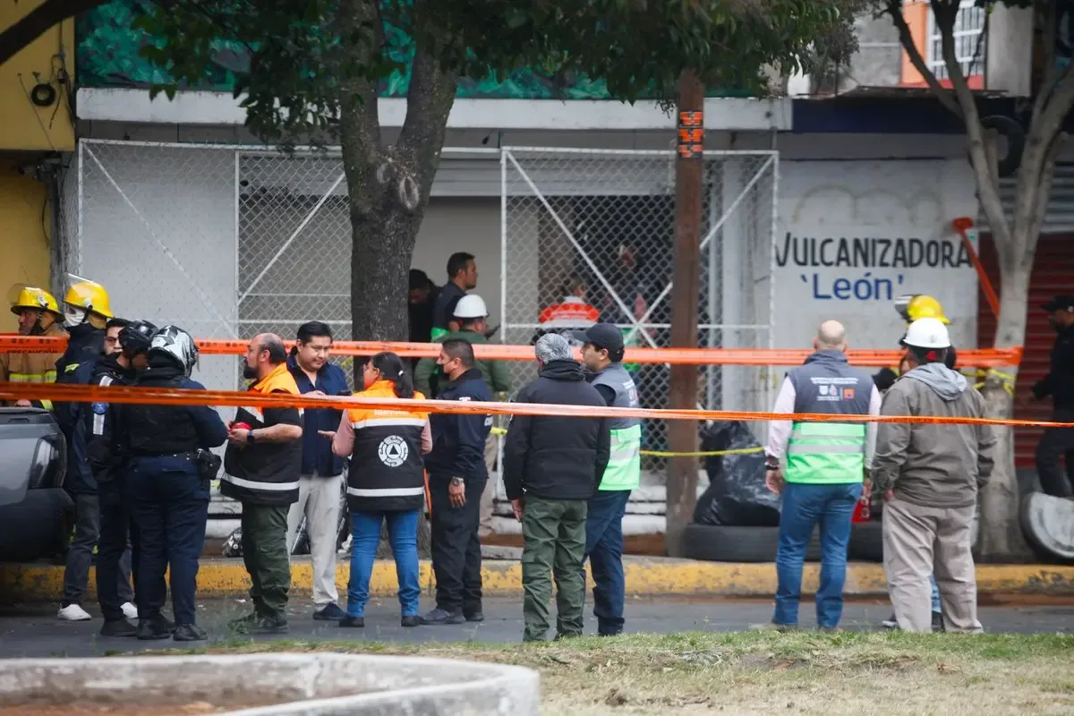 Autoridades resguardan el área tras el hallazgo de turbosina en Azcapotzalco.