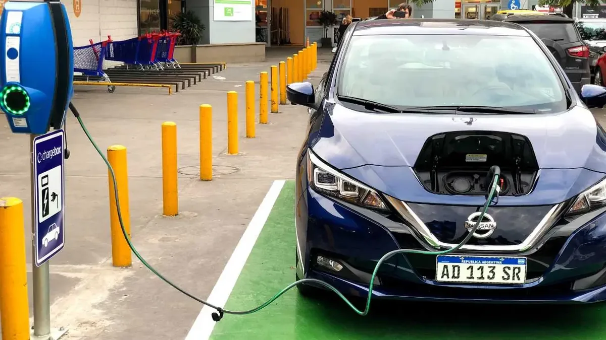 La transición a vehículos eléctricos se acelerará en los próximos años, superando a los de combustión interna.