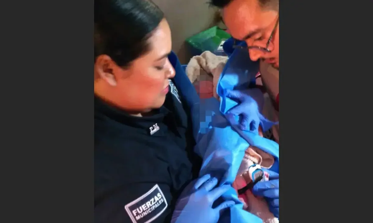 Los elementos policiacos atendieron a madre e hijo, quienes fueron llevados al hospital para recibir atención médica.