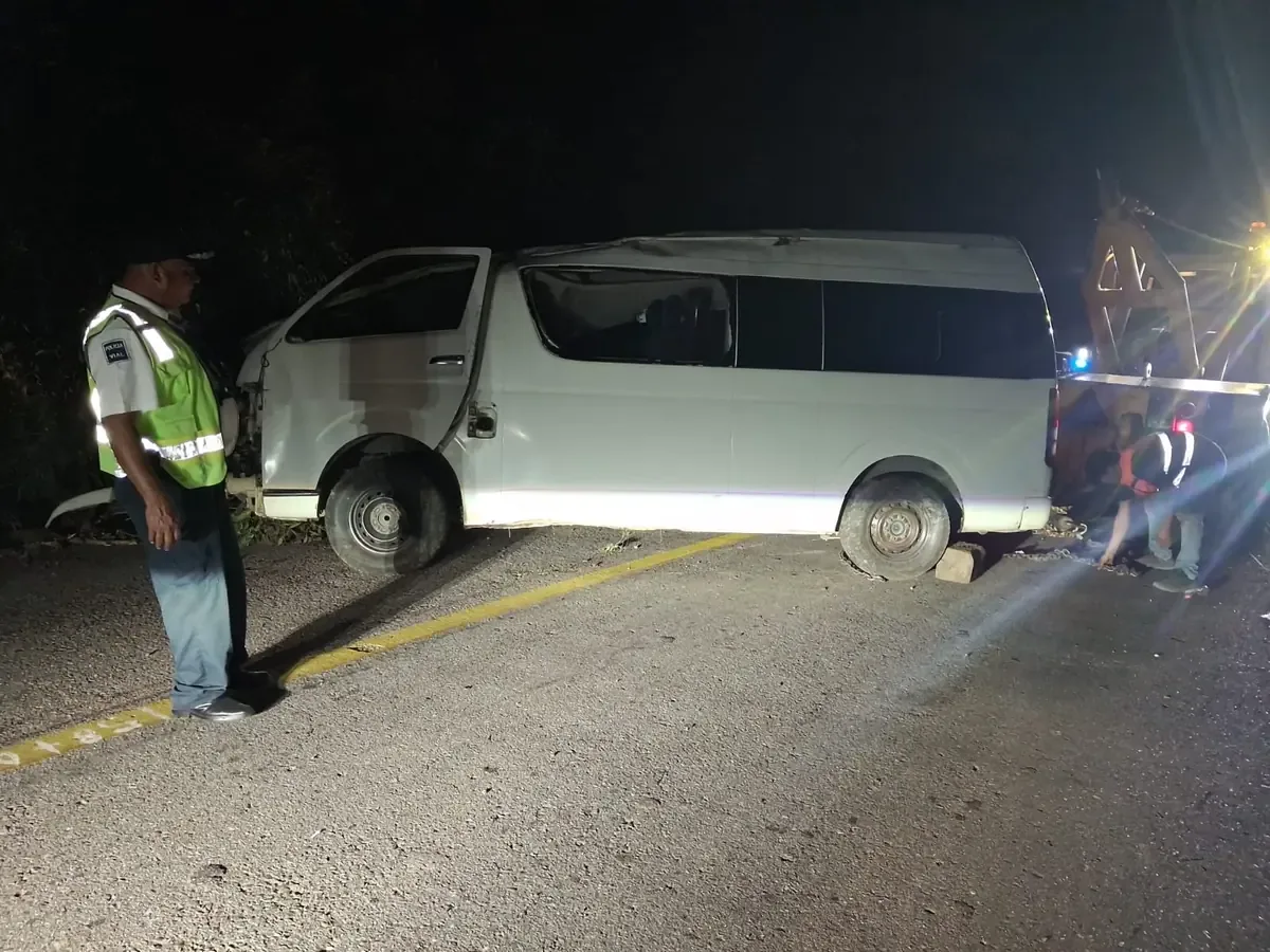 Autoridades ofrecen atención médica inmediata a los afectados tras un fuerte accidente carretero.