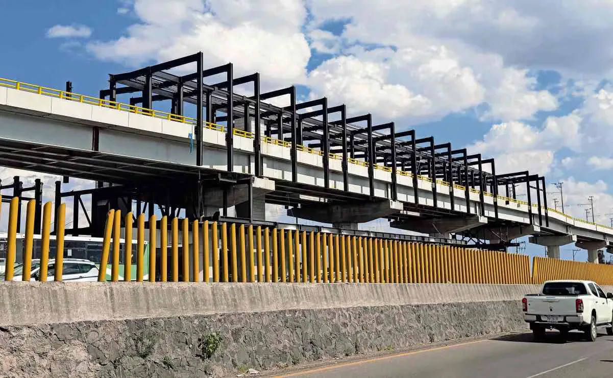 Avance de las obras del Trolebús Santa Marta-Chalco en la autopista México-Puebla.