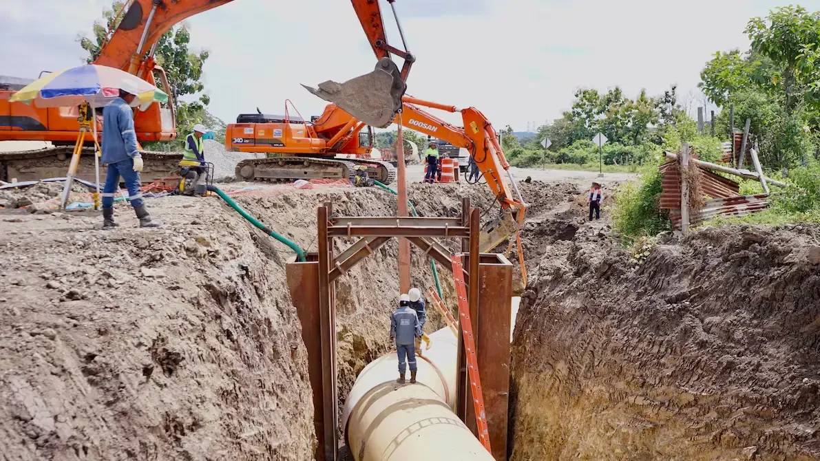 La obra busca mejorar la distribución de agua potable en sectores en crecimiento.