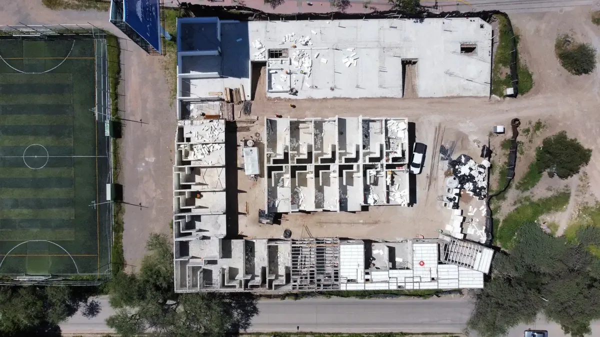 Las obras del puente ferroviario en Querétaro se llevan a cabo según el calendario, con información constante para la ciudadanía.