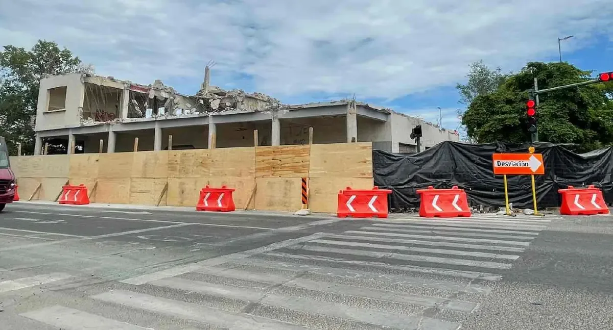 La demolición busca ampliar el bulevar Hidalgo y mejorar la movilidad en el Centro Histórico de Hermosillo.