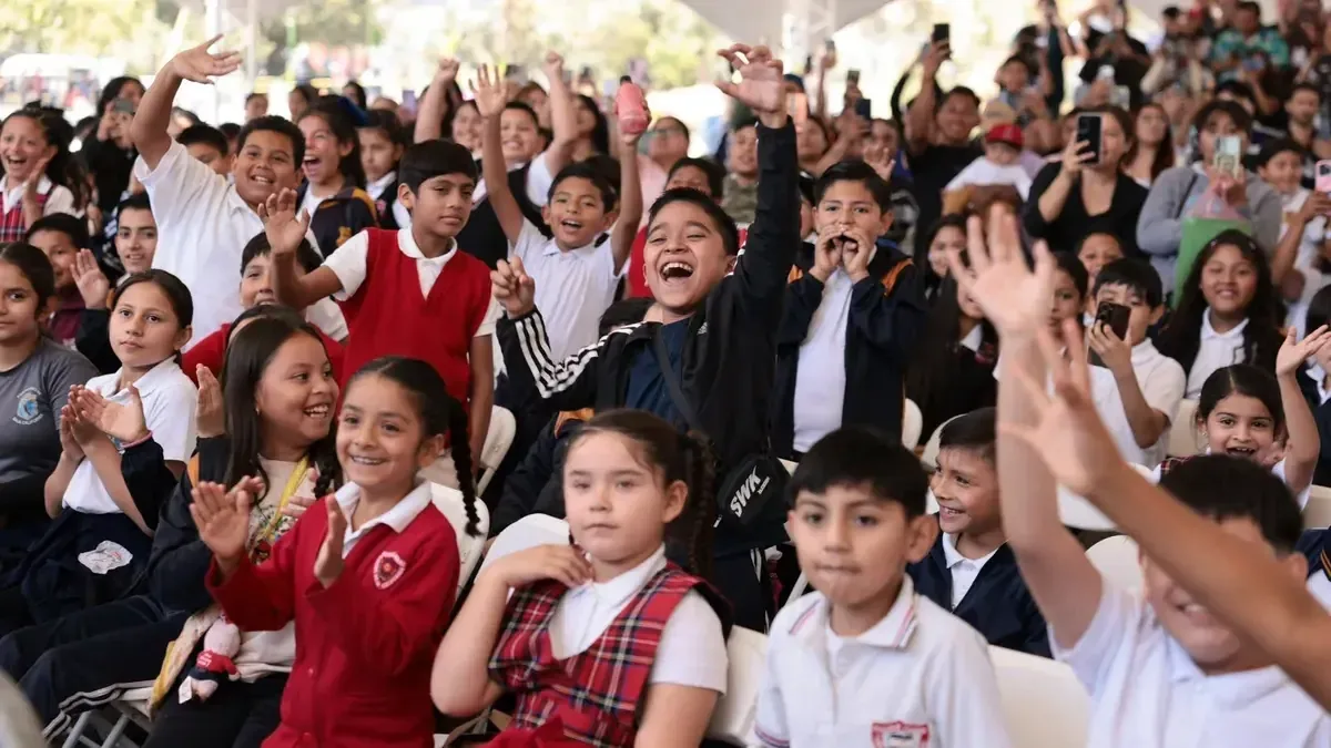 Más de 2 millones de estudiantes de primaria recibirán apoyo para útiles y uniformes escolares mediante esta beca.