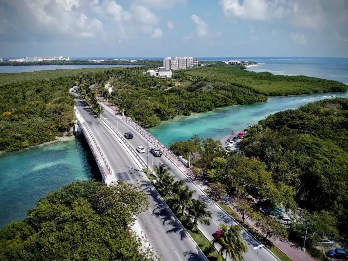La mejora de la carretera beneficia a trabajadores del sector turístico y optimiza la movilidad en Quintana Roo.