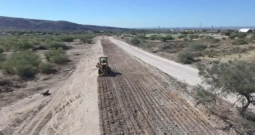 Avanza la obra de pavimentación en el acceso al Centro Deportivo Municipal “El Piojillo”.