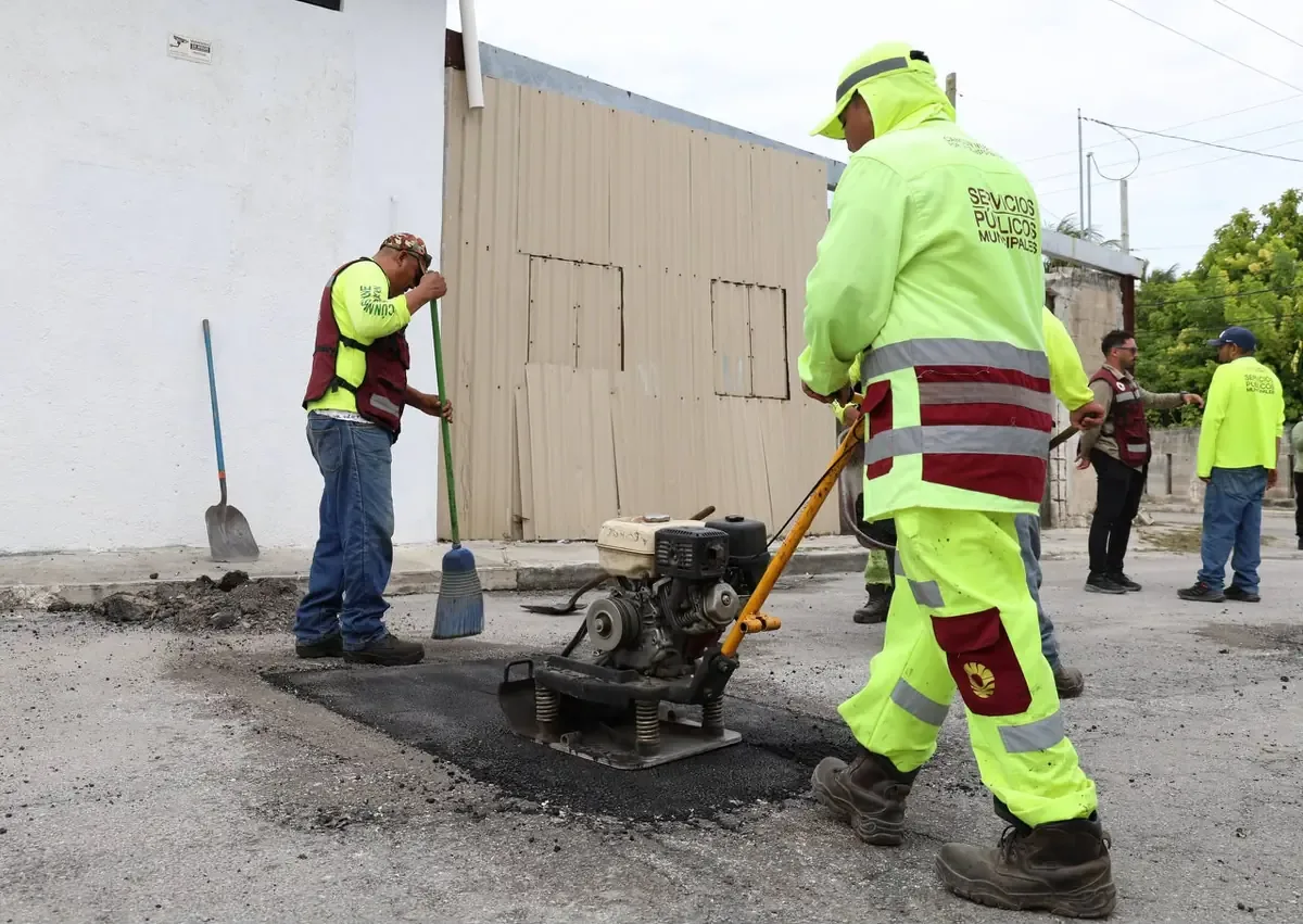 Se mejora la seguridad de las calles en Cancún con trabajos de rehabilitación asfáltica.
