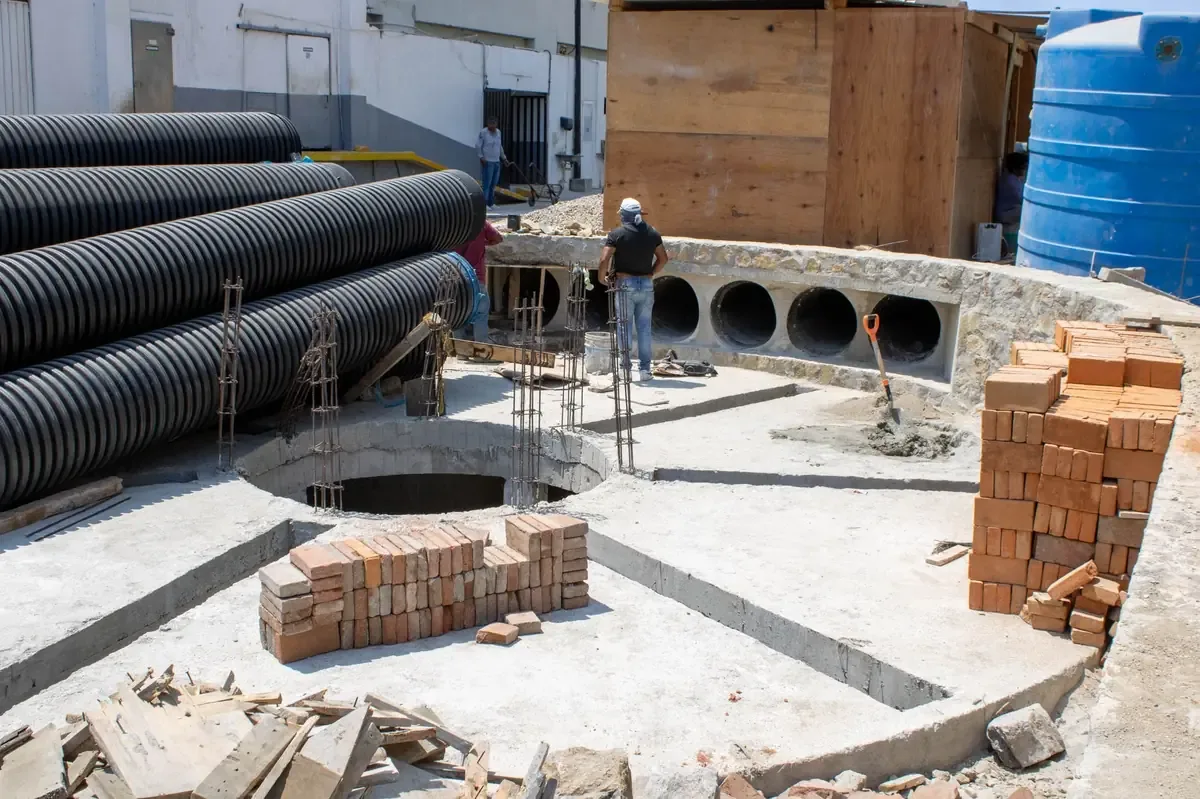 La obra en el Eje Central beneficiará el tránsito y la seguridad de la población.