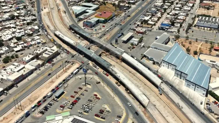La construcción busca mejorar la circulación y seguridad vial en la ciudad.