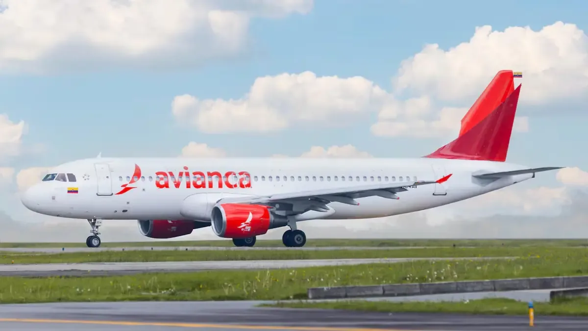 La aerolínea niega cobros extras y recomienda medidas de seguridad a los usuarios.