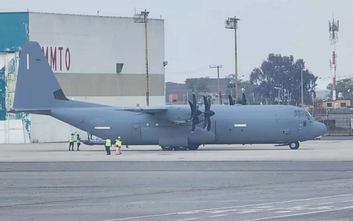 "Avión militar de EE. UU. aterriza en el Aeropuerto de Toluca, causando interés."
