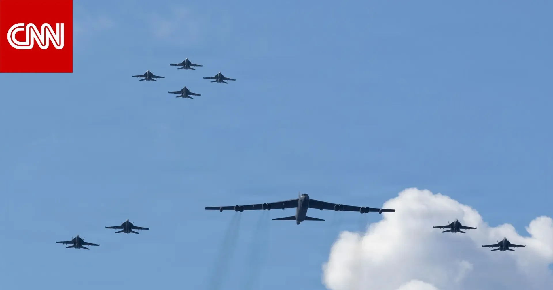Aviones en vuelo durante un evento aéreo en Dubái, no sobre Irán.