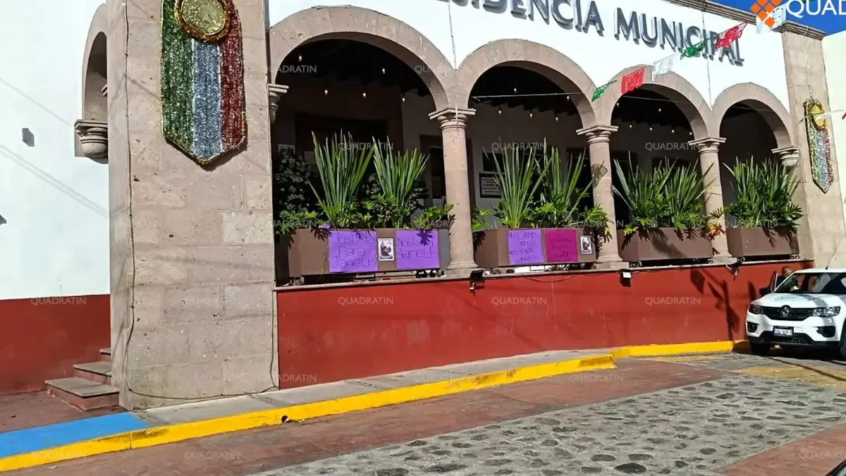 La comunidad exige justicia mientras el Ayuntamiento permanece cerrado tras el asesinato de Janeth.