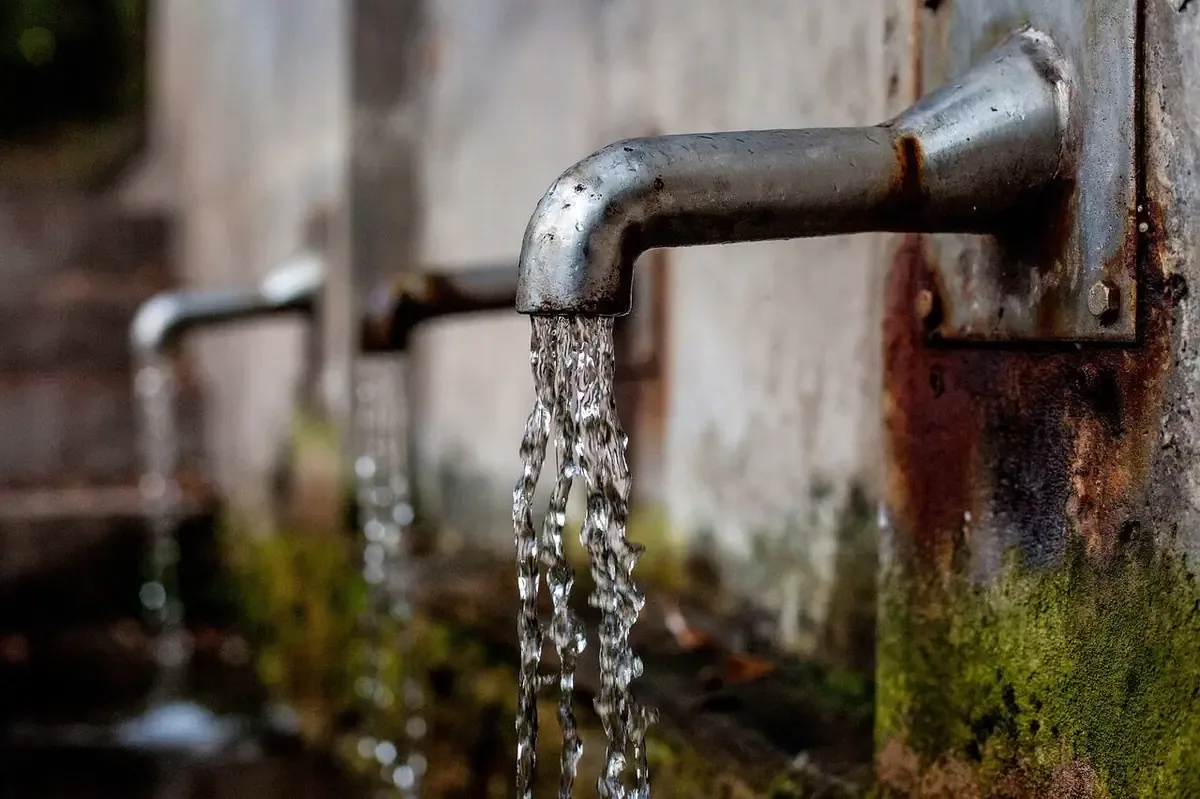 La denuncia busca investigar posibles irregularidades en la concesión del servicio de agua en la región.