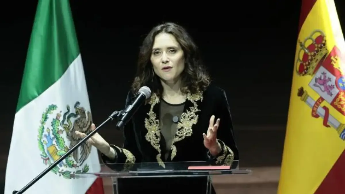 La gobernadora madrileña debió cancelar su asistencia a la gala Platino tras amenazas de cierre del hotel por parte de autoridades locales.