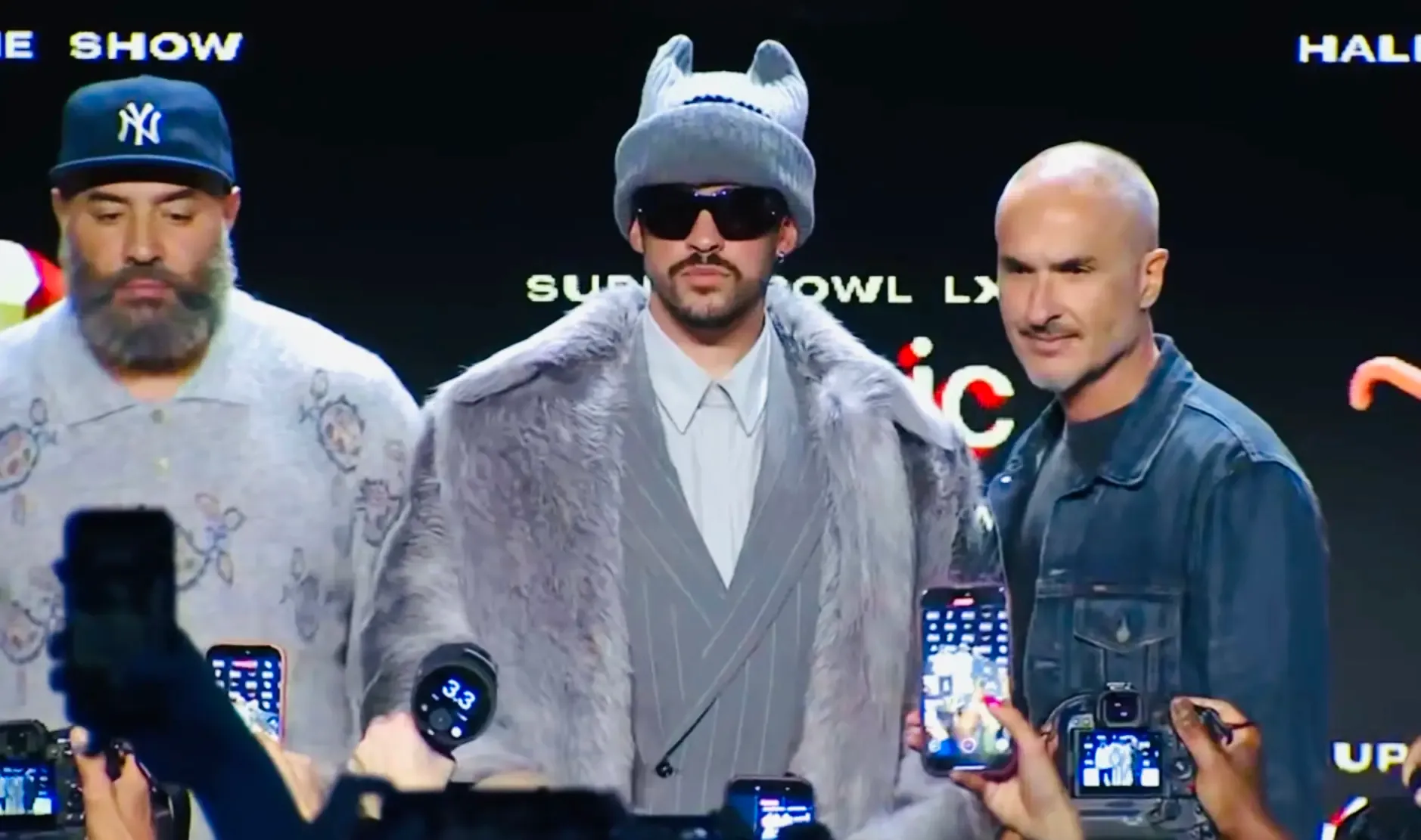 Bad Bunny anticipando su presentación en el Super Bowl con gran entusiasmo.