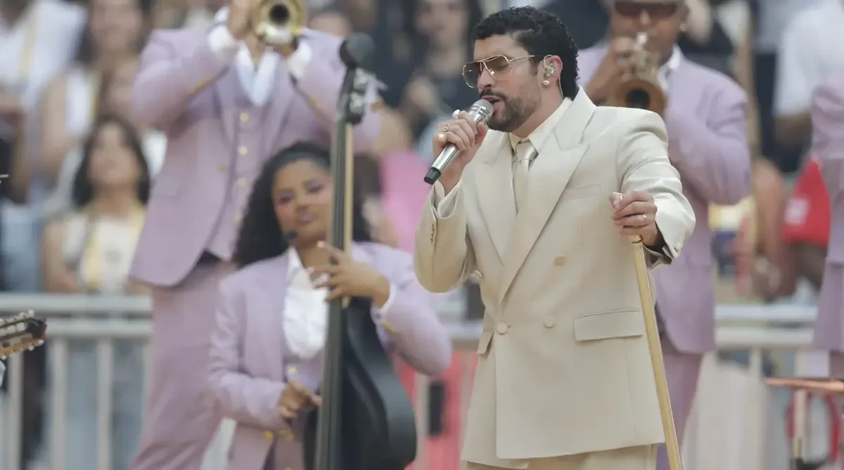 Miles de fanáticos celebran la música de Bad Bunny en la capital española, uniendo raíces latinas en Europa.