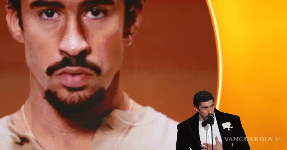 Bad Bunny celebra su triunfo en los Grammy 2026 con su álbum 'Debí Tirar Más Fotos'.