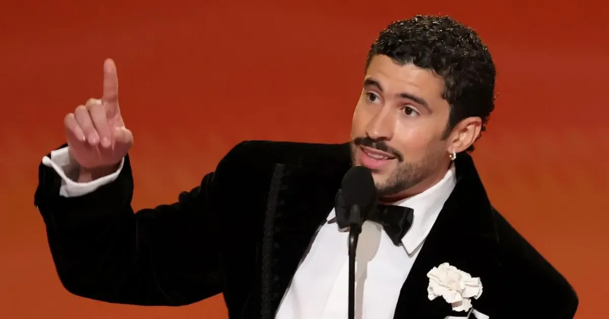 Bad Bunny comparte su emotivo mensaje en los Grammy 2026 sobre el amor.