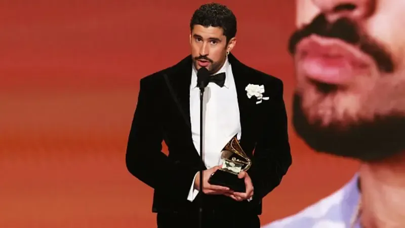 Bad Bunny defiende a los inmigrantes durante los Grammy 2026.