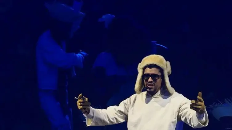 Bad Bunny durante un evento previo al Super Bowl, reafirmando su orgullo boricua.