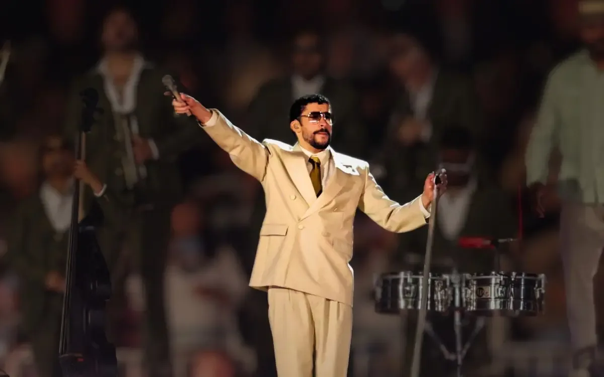 Bad Bunny en el adelanto de su show del Super Bowl 2026.