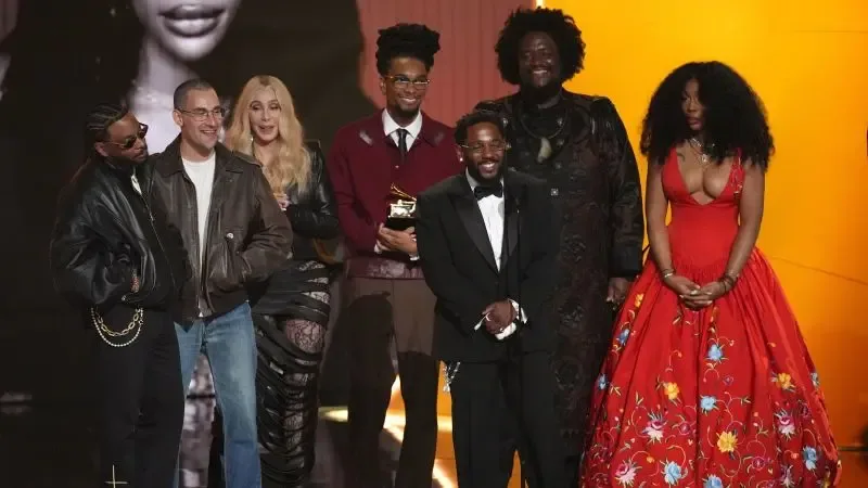 Bad Bunny recibe el Grammy a mejor álbum del año emocionado y dedicado a su tierra.