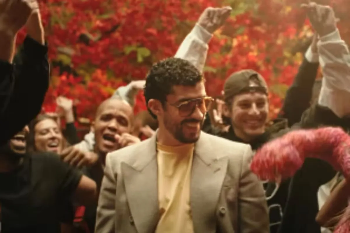 Bad Bunny recibiendo un Grammy, reflejando su éxito y compromiso social.