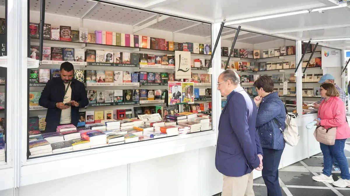 La Feria del Libro de Badajoz reúne a grandes autores y un fuerte apoyo a la literatura regional.