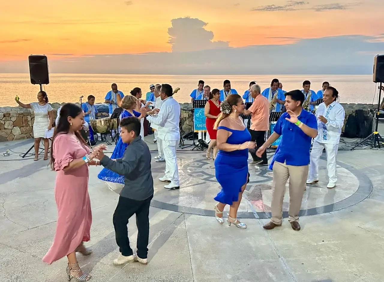 Bailarines impresionan con sus coreografías en la Muestra de Danzón en Acapulco.