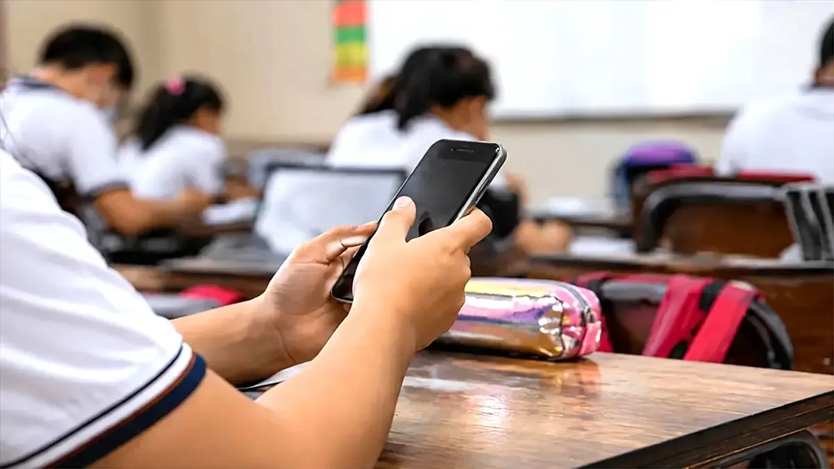 El nuevo decreto federal establece normas para proteger a menores de riesgos digitales en el contexto de la educación.