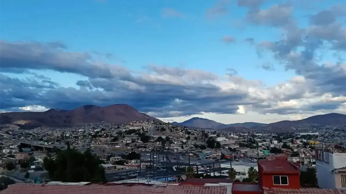 Baja California enfrentará cambios climáticos con vientos fuertes y temperaturas contrastantes.