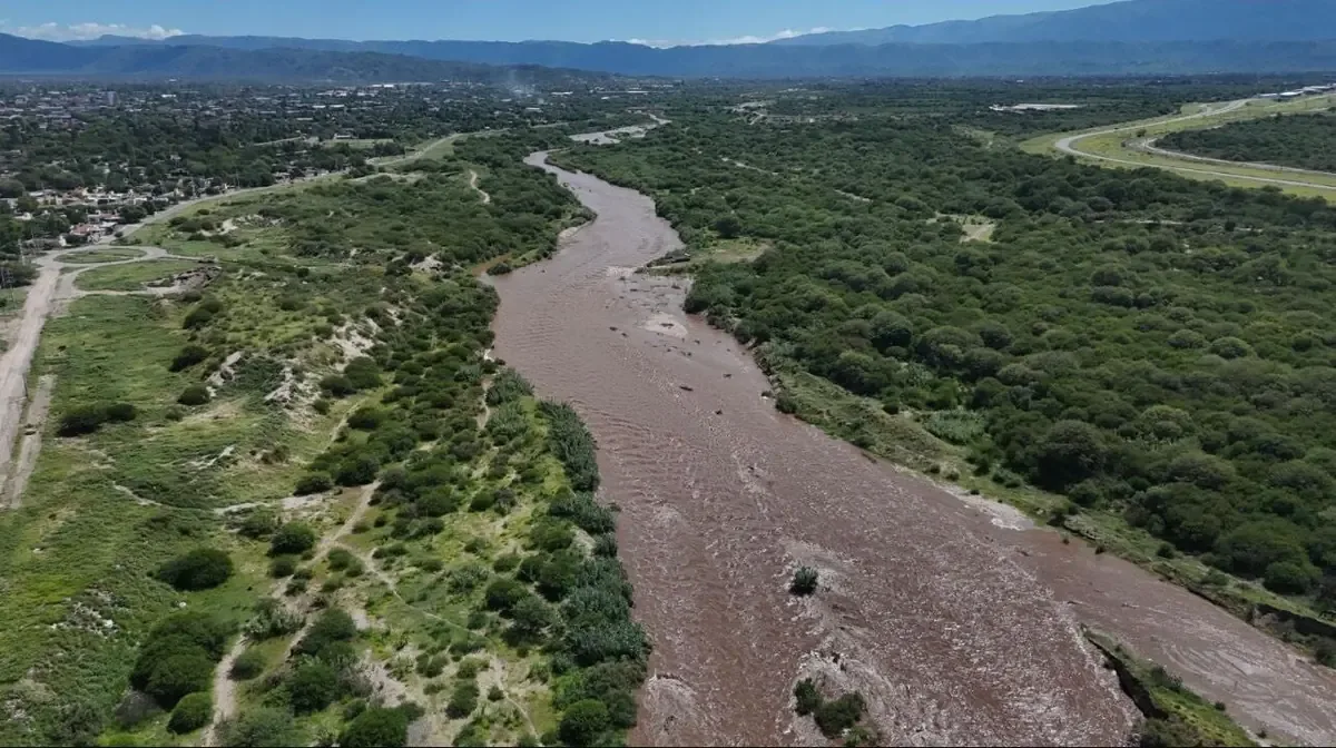 Bajos niveles de agua afectan a varios barrios tras la rotura de infraestructura crítica.