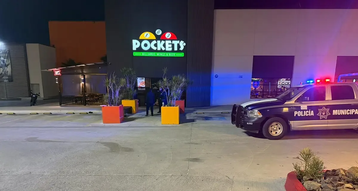 Un hombre fue lesionado en un bar de Plaza Monarca y se recupera en un hospital.