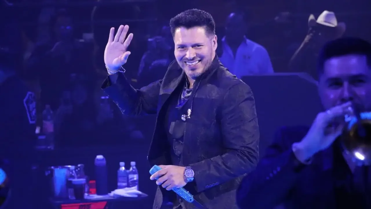 Banda MS conectando con su fervoroso público en el Palenque de León.