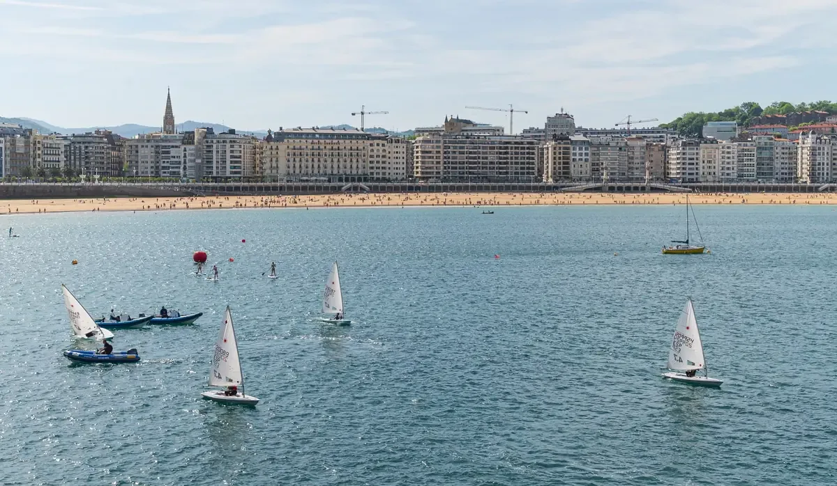 La competencia de remo trainero se celebra en San Sebastián, capturando la atención de miles de aficionados.