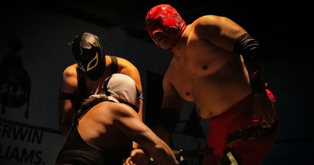 El Campeón Mundial de ROH agradece a sus fanáticos y celebra la lucha libre mexicana.