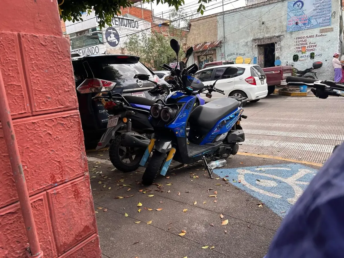La falta de mantenimiento y vehículos estacionados dificultan el tránsito peatonal en la colonia Ventura Puente.