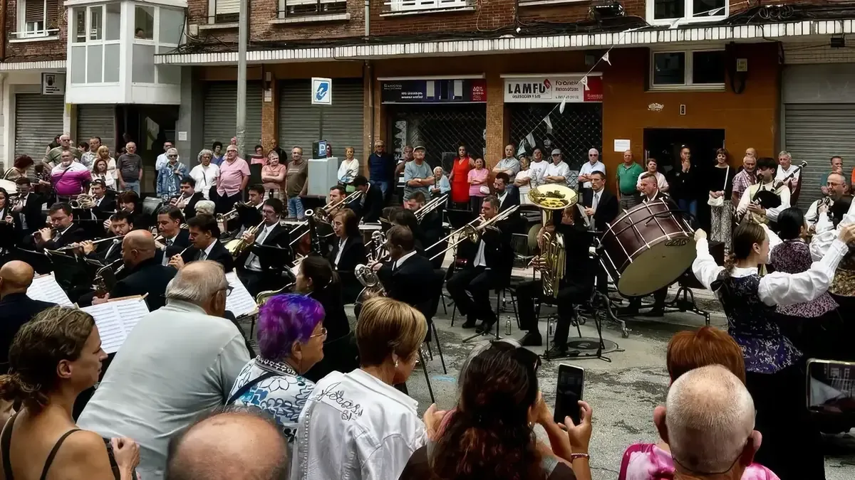 Dos plazas de clarinete y trompeta con requisitos específicos disponibles para aspirantes.