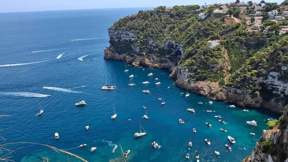La ensenada del Cap Negre en Xàbia registra un aumento considerable de embarcaciones, generando preocupación por la sostenibilidad del área.