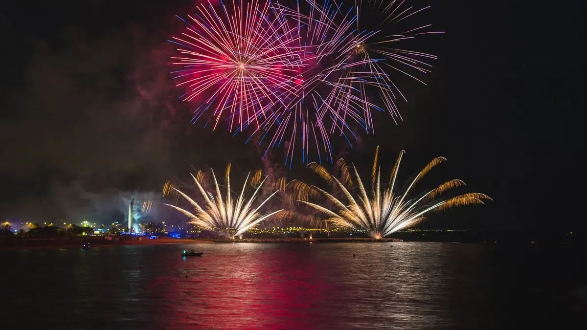 Barcelona cierra las celebraciones de La Mercè 2023 con un piromusical que destaca por su música en catalán.