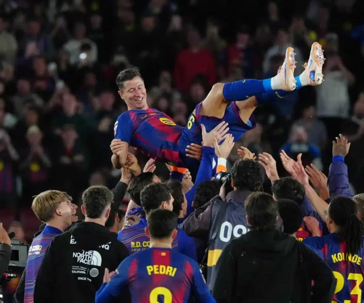 El club catalán concluye su liga en casa con victoria y emotiva despedida al delantero polaco.