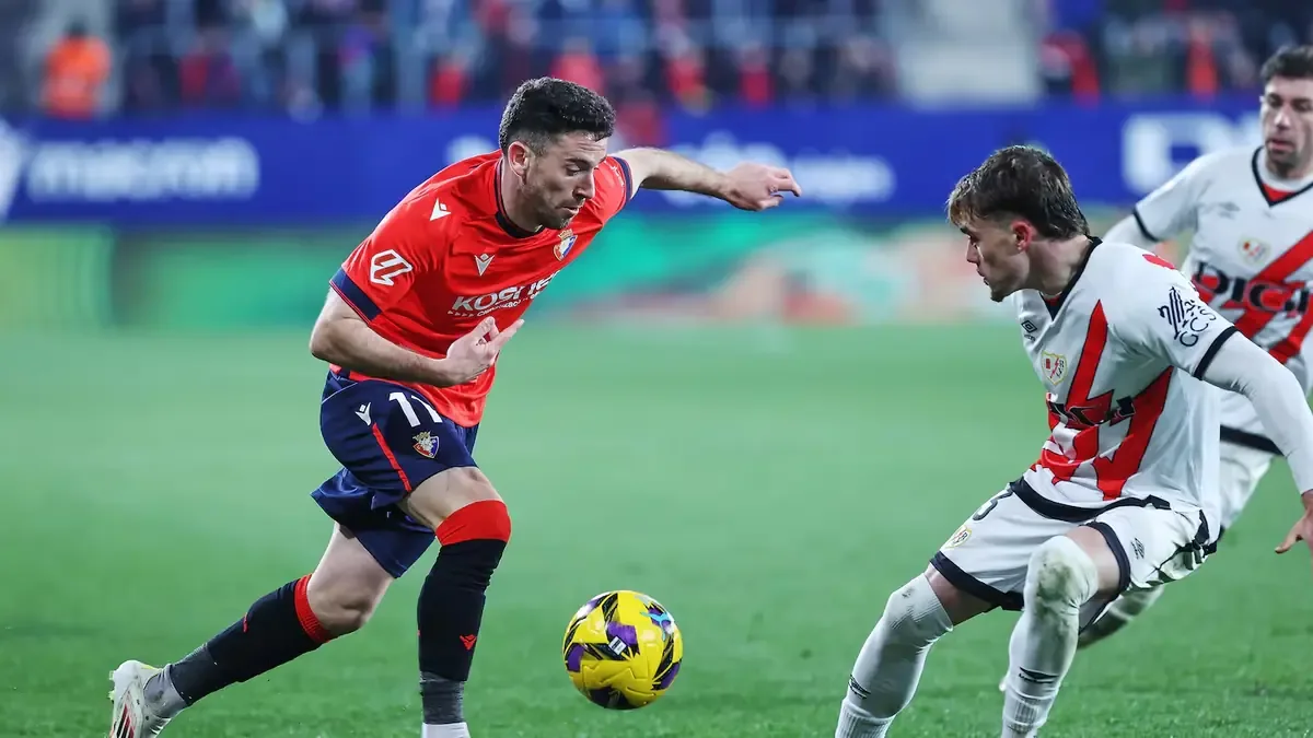 El jugador navarro agradece el apoyo de su familia y compañeros tras su renovación con el club.