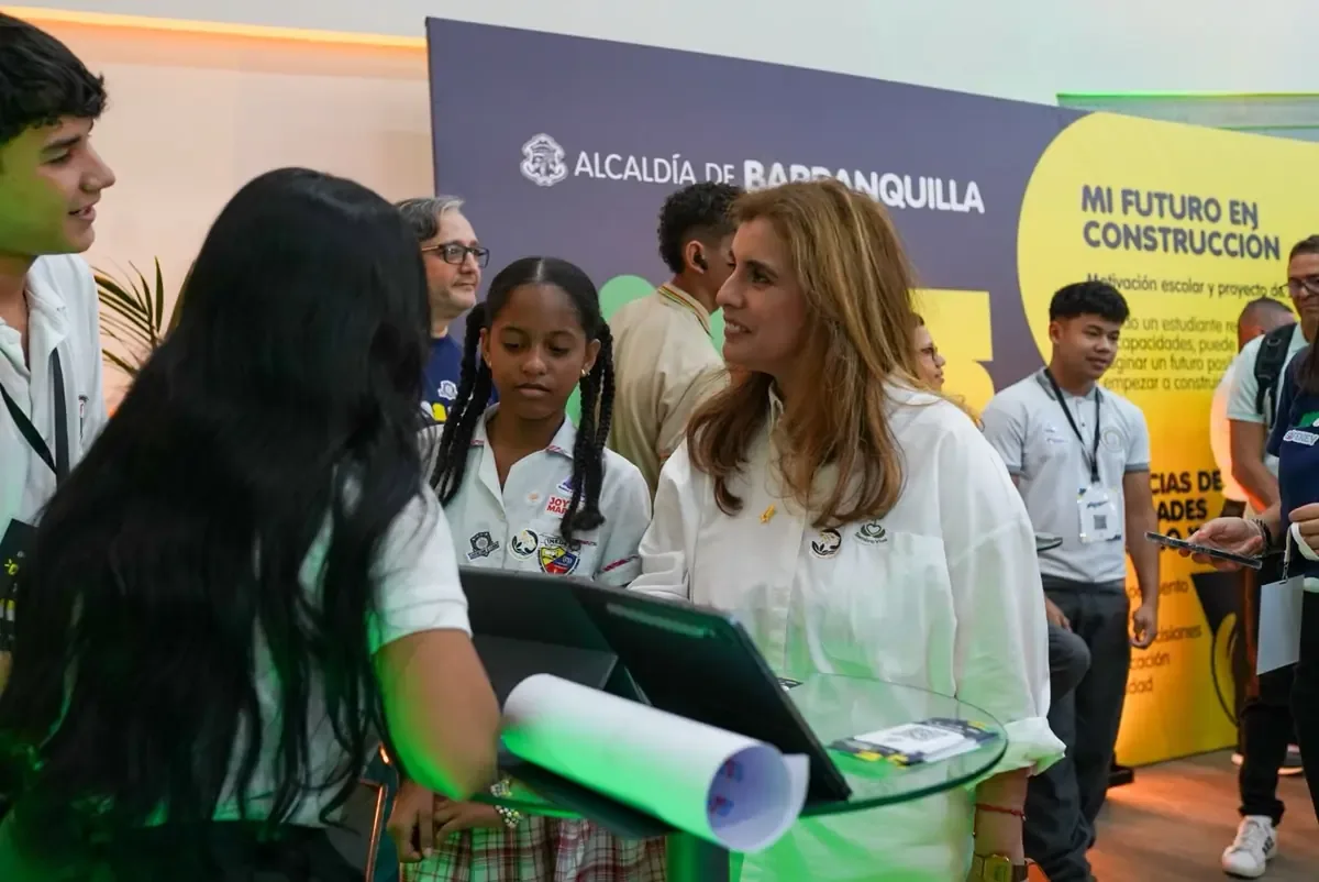 La integración de tecnología en el sistema educativo busca preparar a los estudiantes para el futuro.