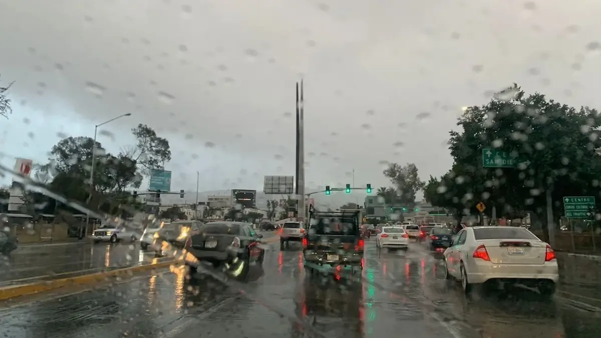 La acumulación de desechos en las calles pone en riesgo a la población ante lluvias intensas.