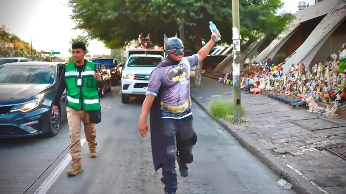 Ricardo Porras, conocido como Batman MX, recorre México enfrentando la depresión y creando conciencia sobre la salud mental.